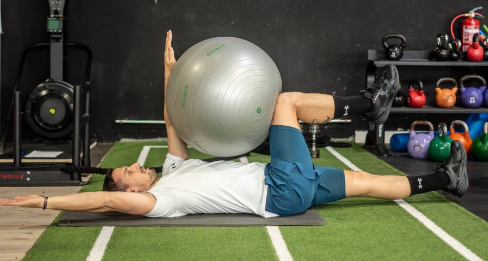 Dead bug con fitball