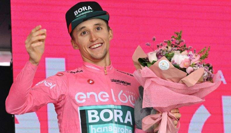 jai hindley en el podio del pasado giro de italia 2 790x454