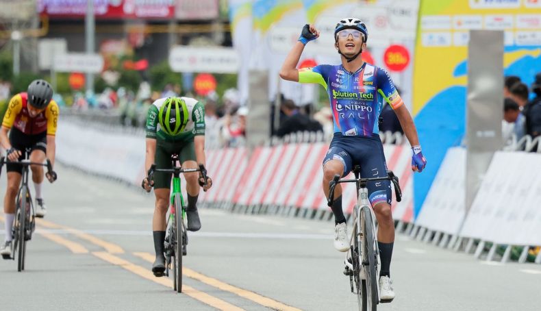 Santiago Umba supera a Jan Castellón y a Emanuel Buchmann en el sprint de la 4ª etapa.