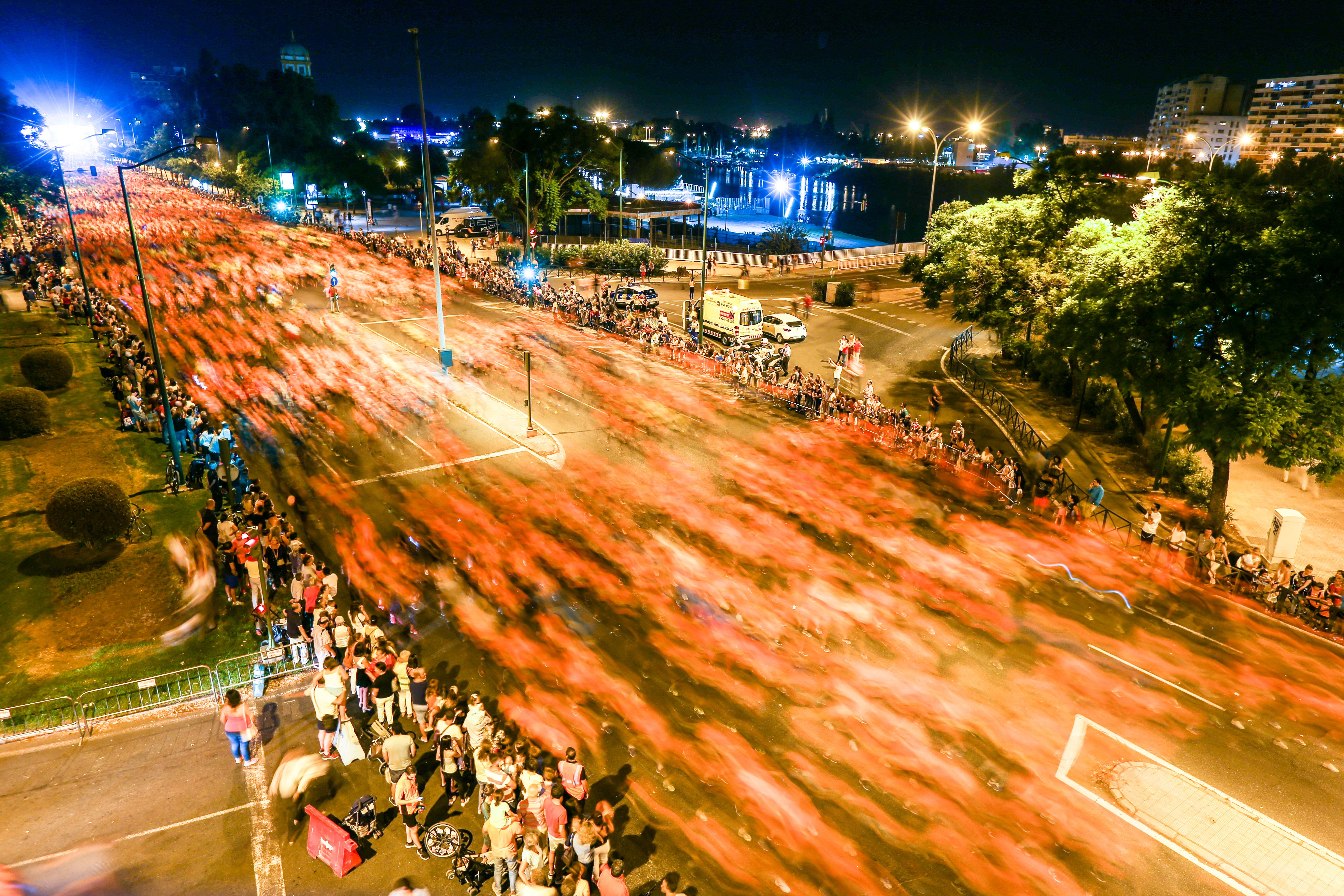 La espectacular marea naranja de la tradicional Nocturna del Guadalquivir,