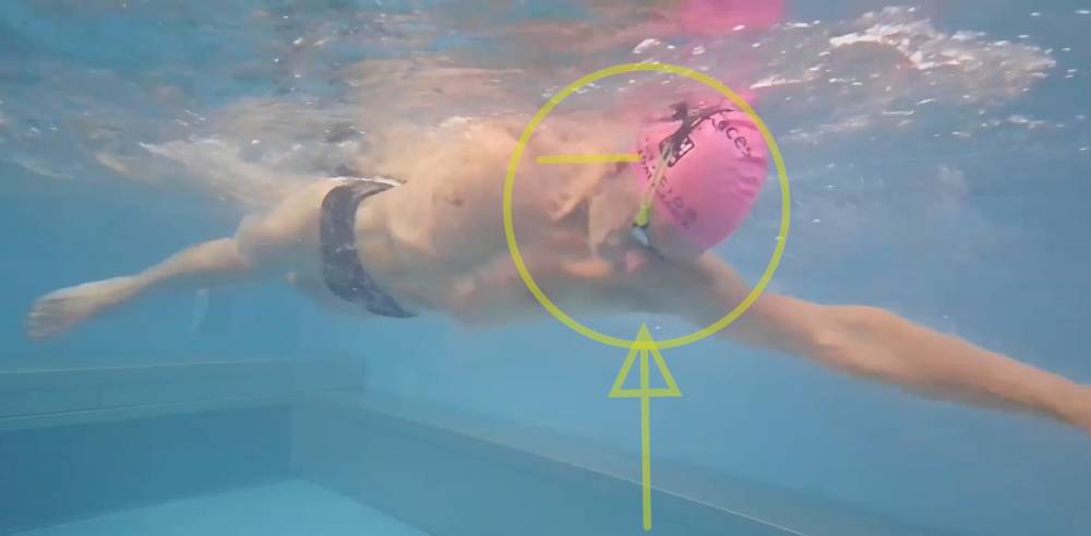 Mantén la cabeza alineada con la columna vertebral.