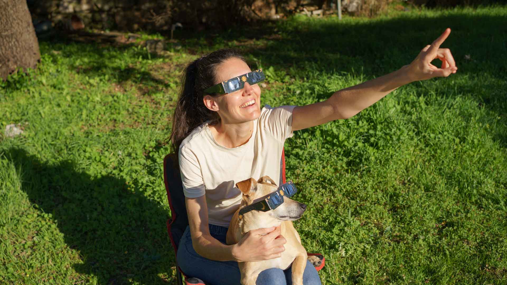 Es peligroso mirar el eclipse solar sin gafas especiales. Cómo proteger tus ojos el 12 de agosto