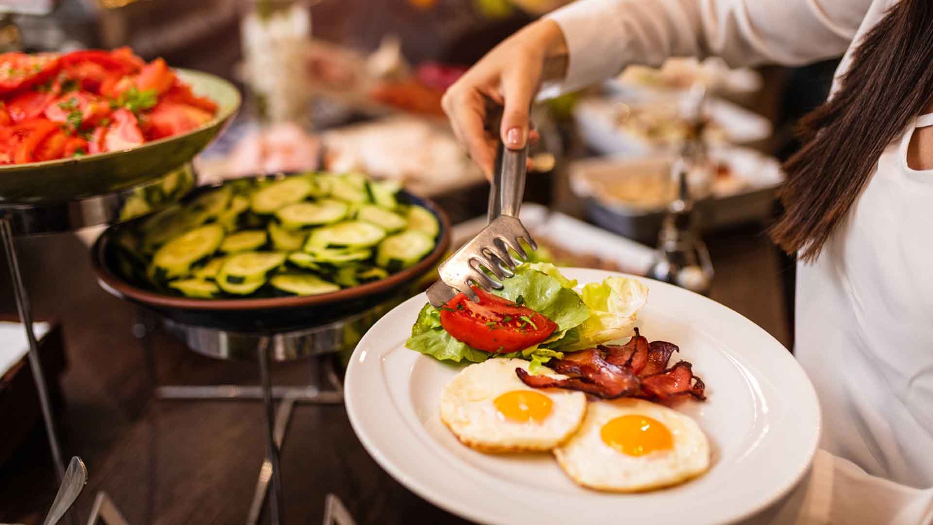 El truco para disfrutar del buffet del hotel sin que te dispare la curva de glucosa