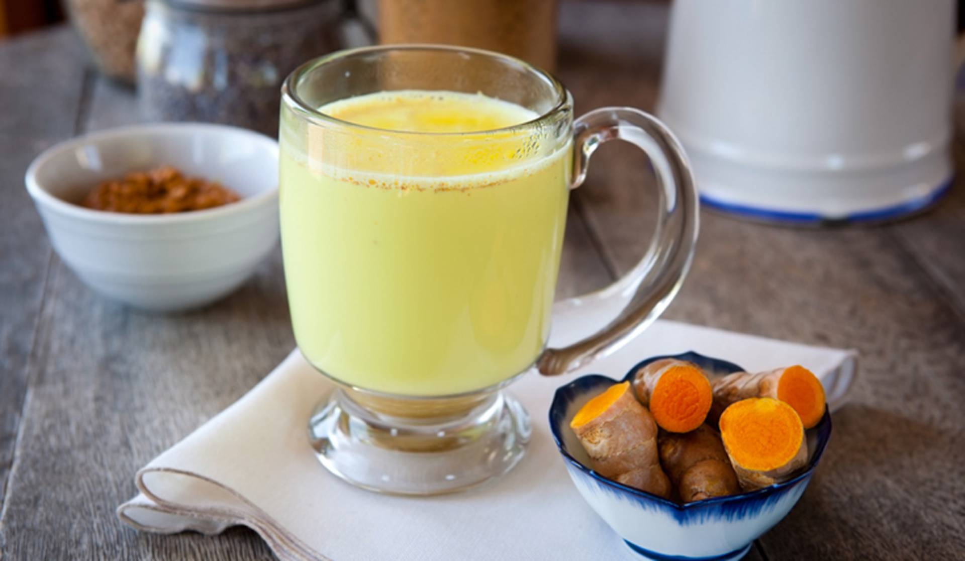 Receta de batido energizante de cúrcuma y dátiles de India