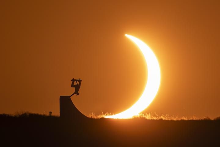 El origen de la icónica imagen del 'skater' madrileño Danny León saltando sobre el eclipse