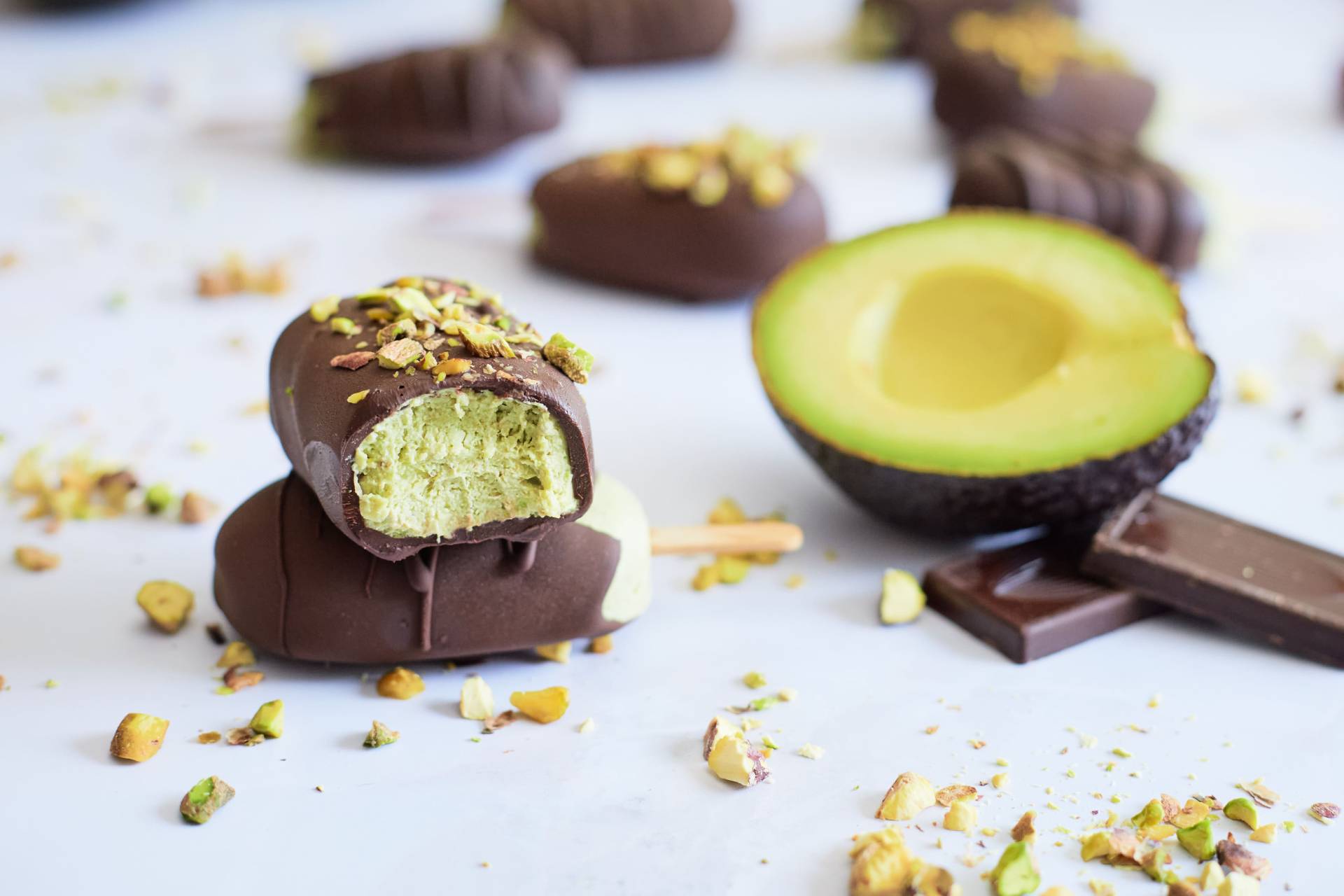 Bombón helado de aguacate y pistacho