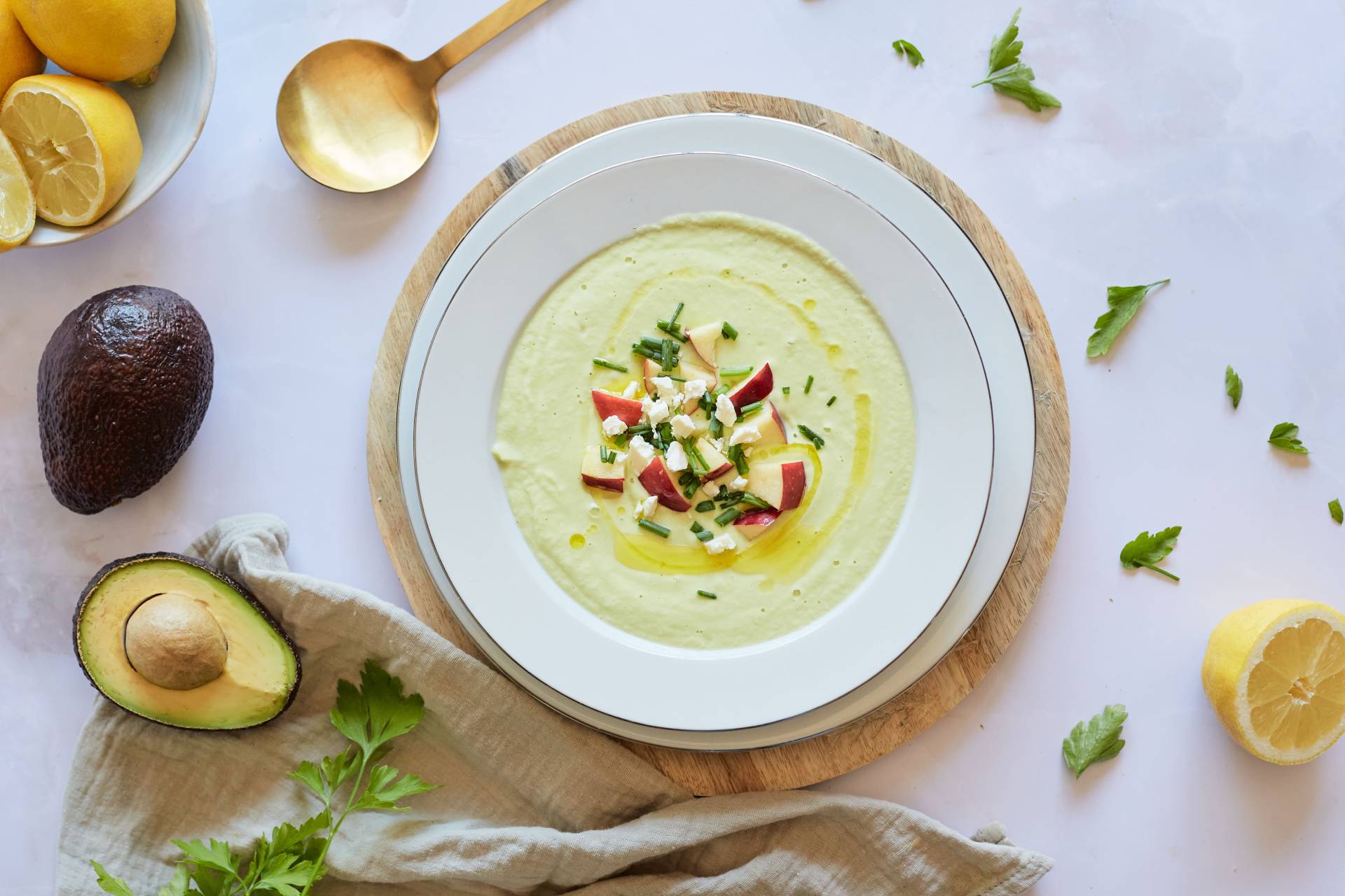 Crema fría de pepino, yogur griego y aguacate
