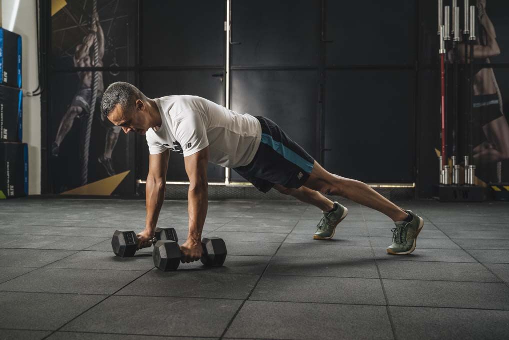 ¿Fuerza o cardio? ¿Qué tipo de ejercicio debemos priorizar para llegar mejor a los setenta?