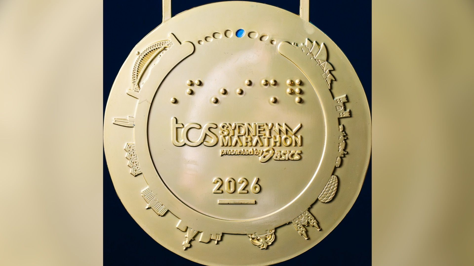 La medalla del Maratón de Syndey 2026 con el estadio del Bayern de Munich