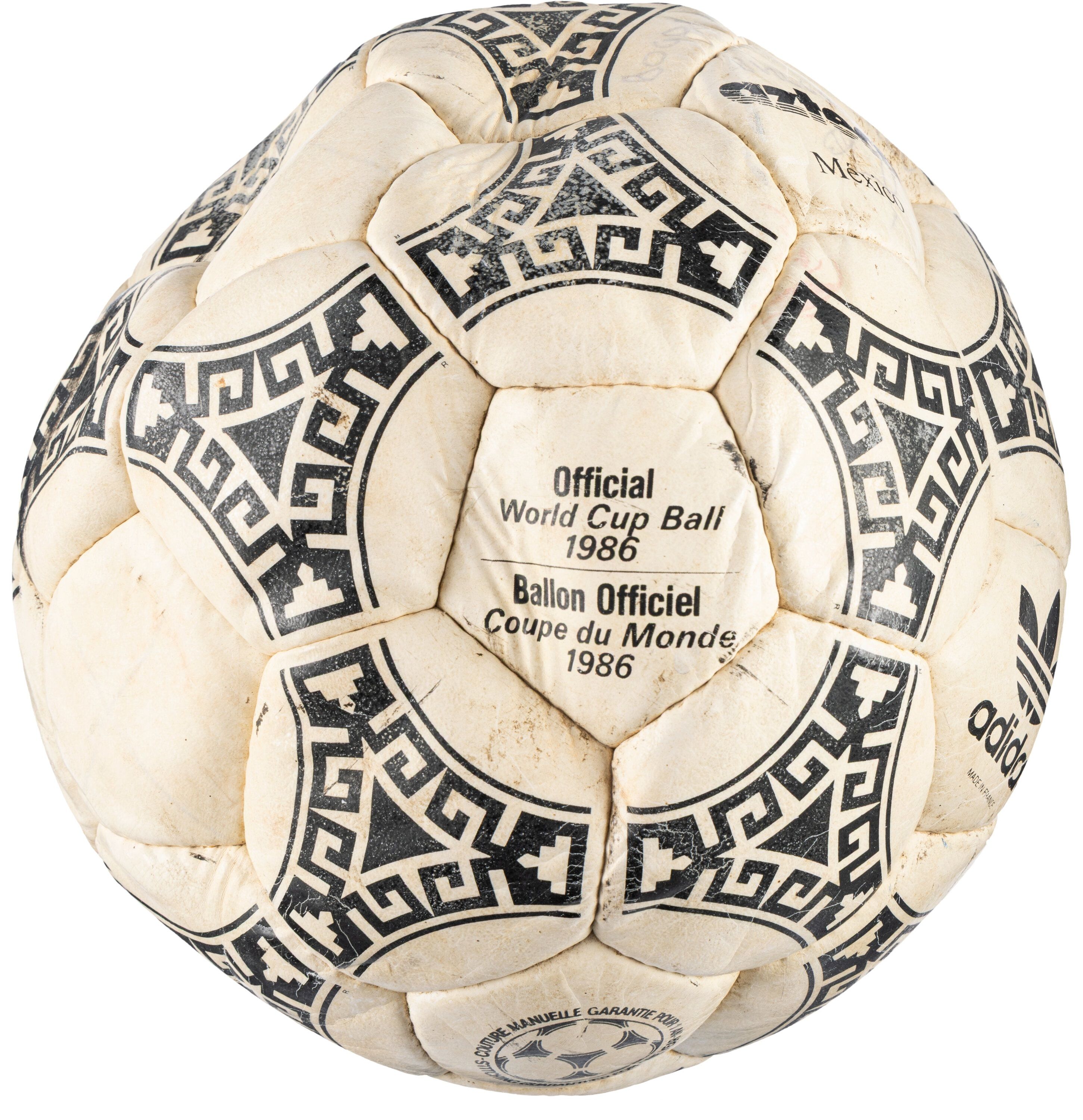 El balón de la "Mano de Dios" de Maradona se subasta por más de 3 millones de dólares