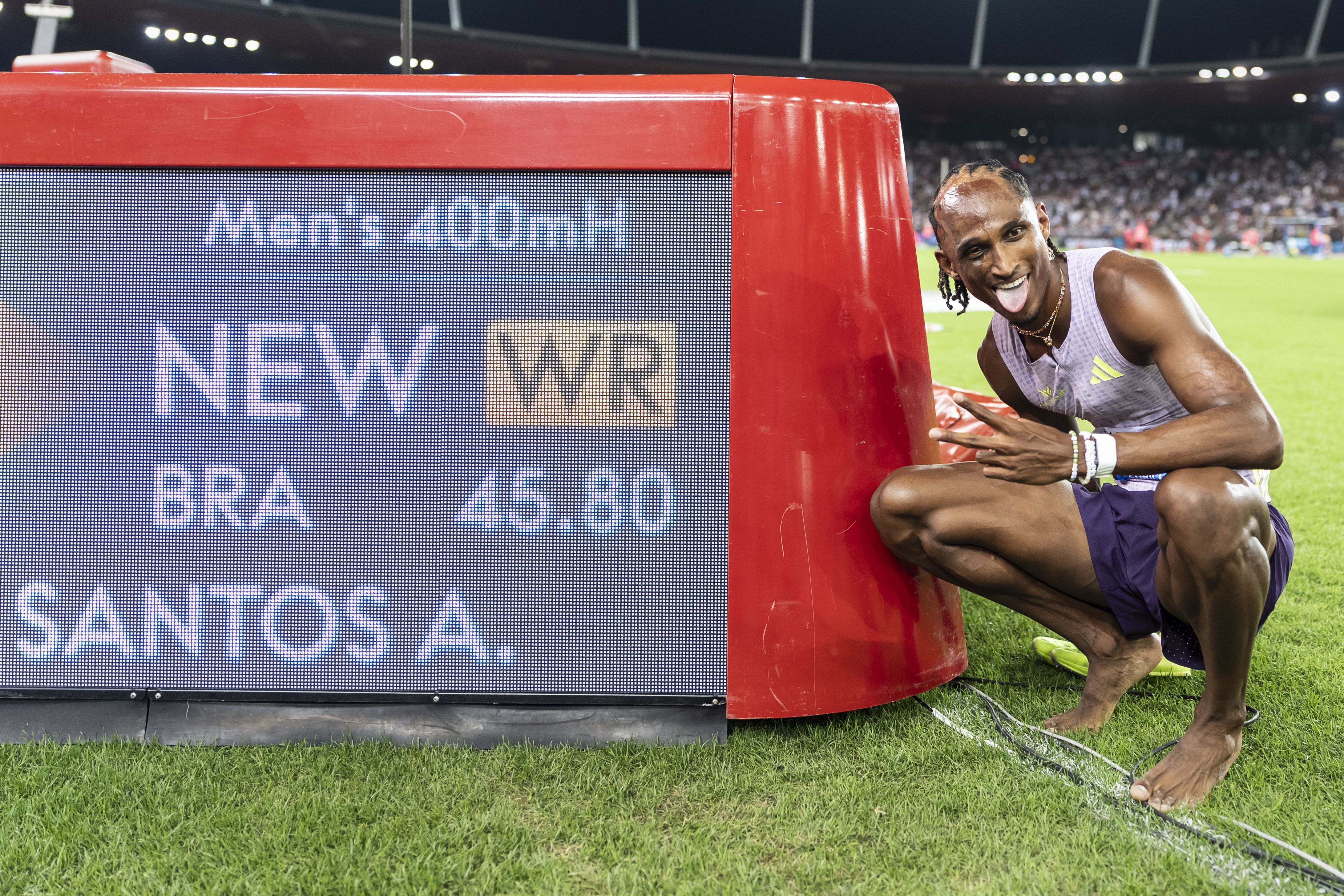 Alison Dos Santos bate el récord del mundo de los 400 metros vallas con 45.80