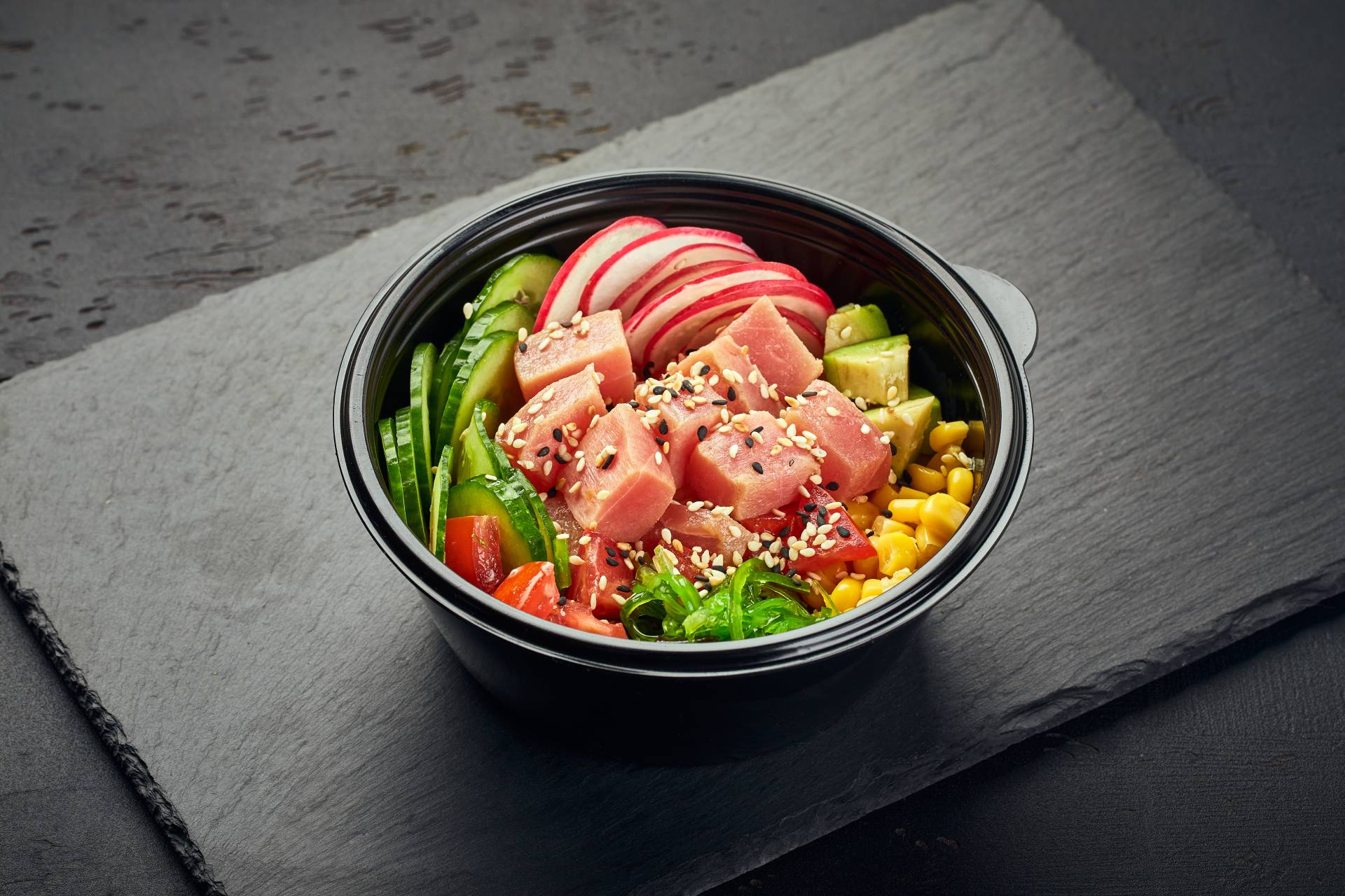 Poke bowl de bonito, aguacate, rábano, pepino, tomate, maíz dulce y chukka