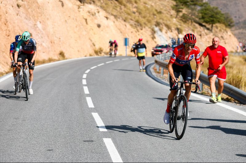 Enric Mas, en el momento del ataque con el que soltó a Gall y Roglic.