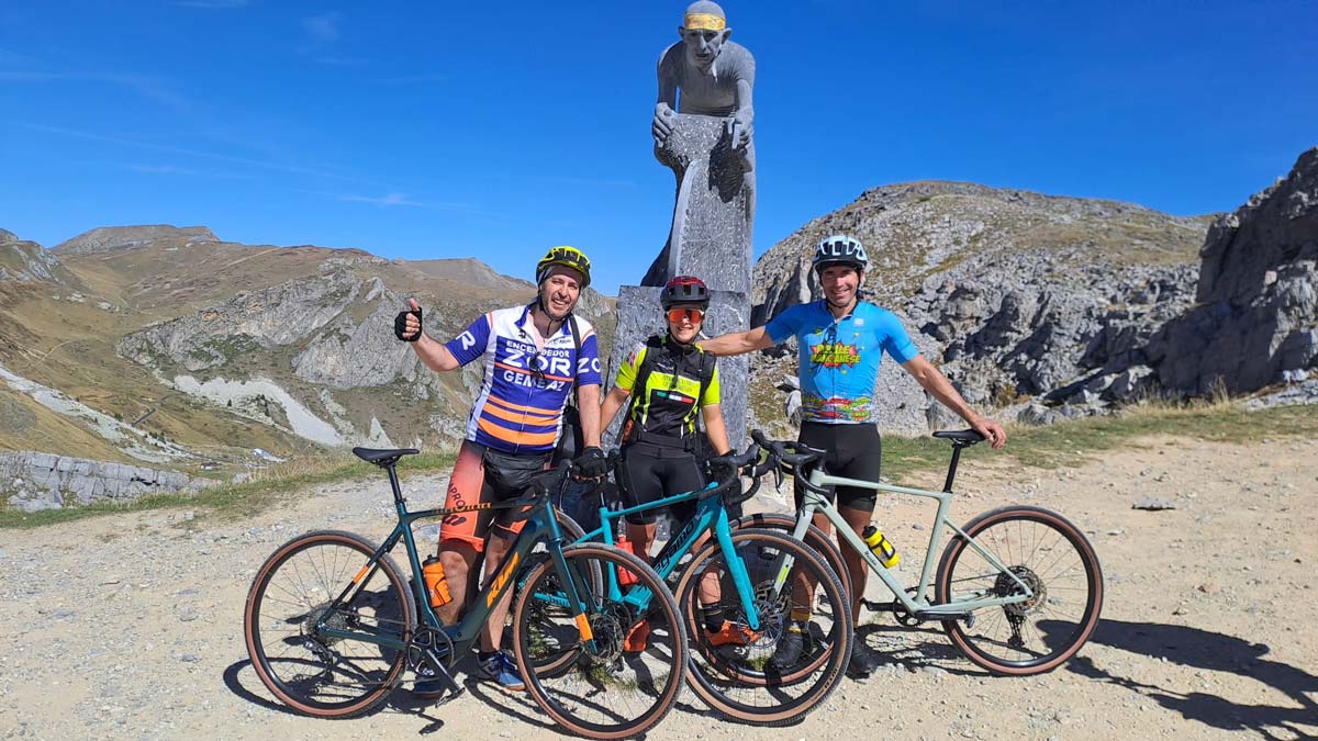 Posado del trío expedicionario ante la estatua de Marco Pantani en la cima de Fauniera.