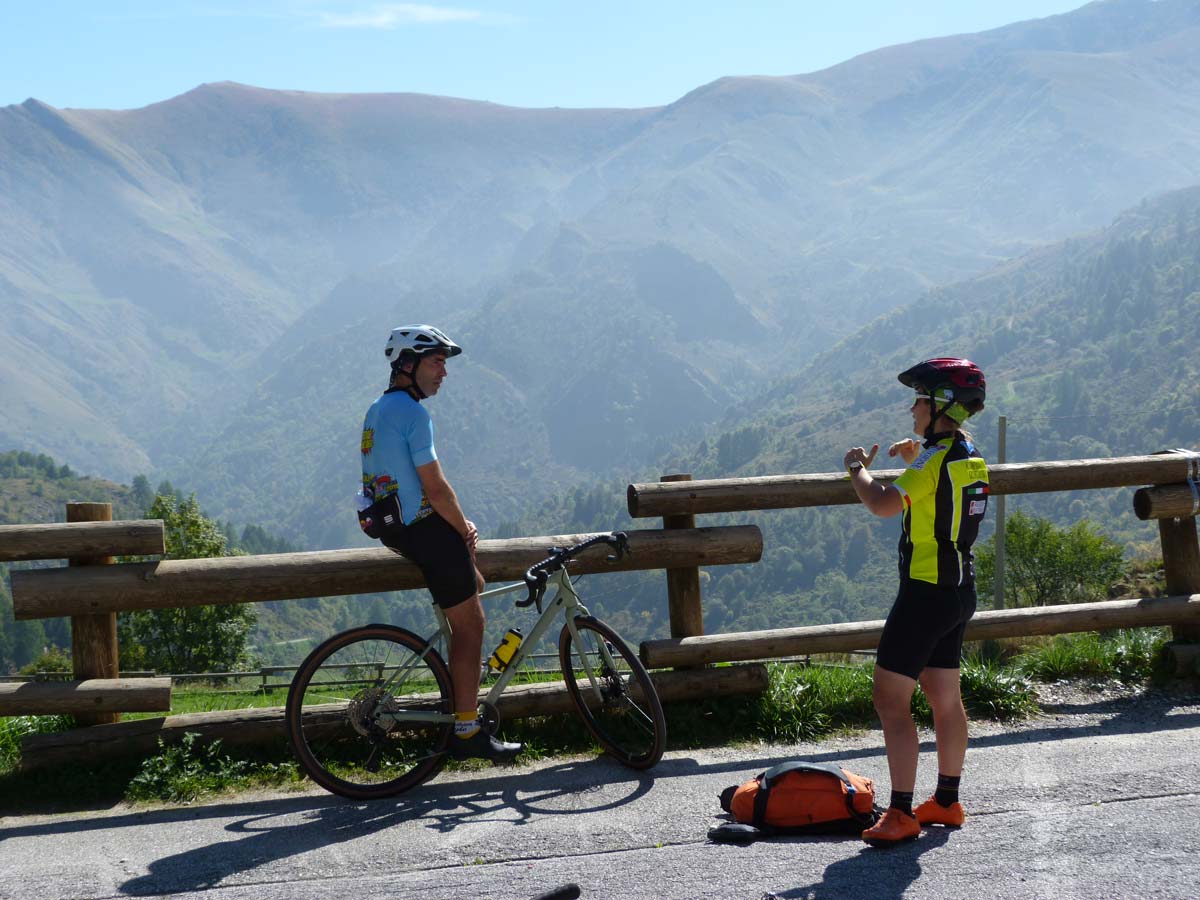 Tras esas montañas espera el mar: volveremos para descubrir la Ciclovía que con el mar conecta.