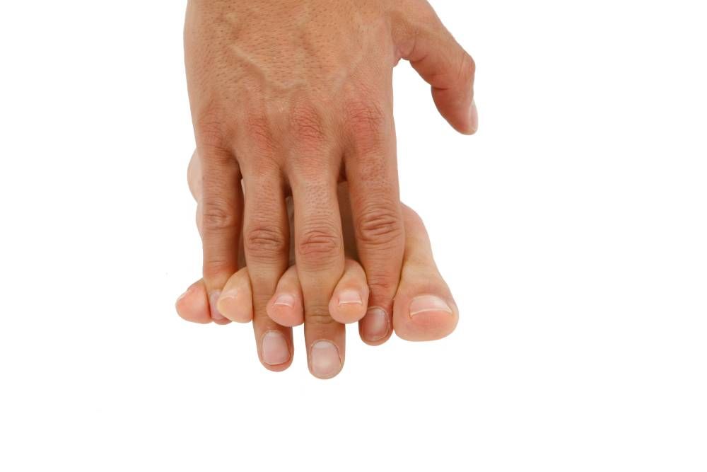 Introduce los dedos de la mano entre los de los pies para abrir y separarlos