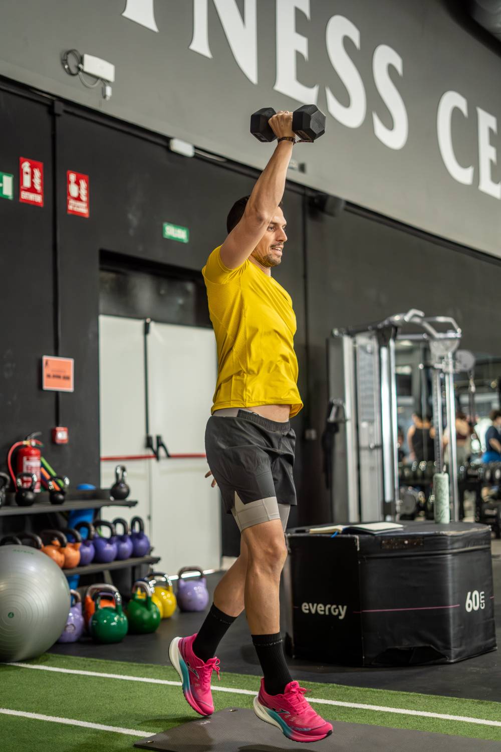 Press vertical de hombro unilateral con salto