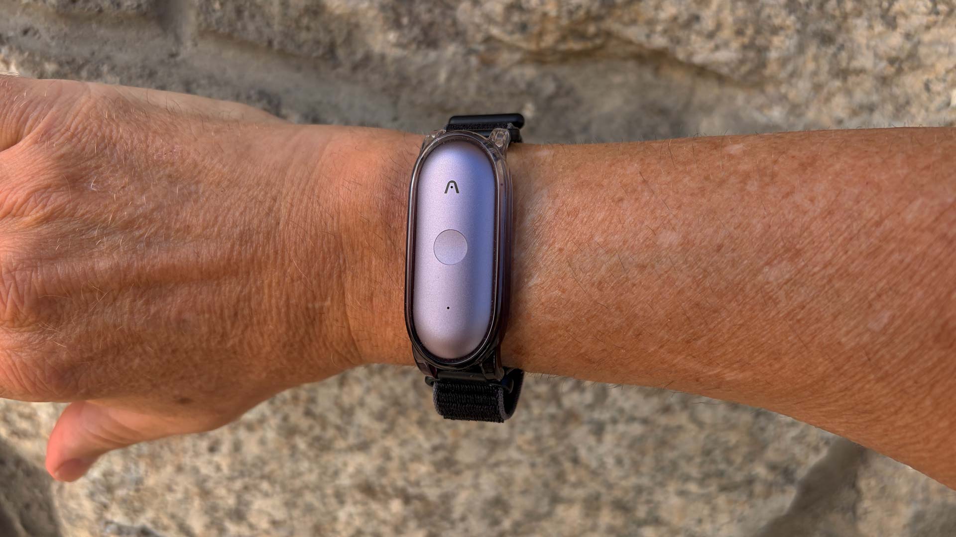 No, no es una pulsera de actividad, es un dispositivo con IA que te va a sorprender.