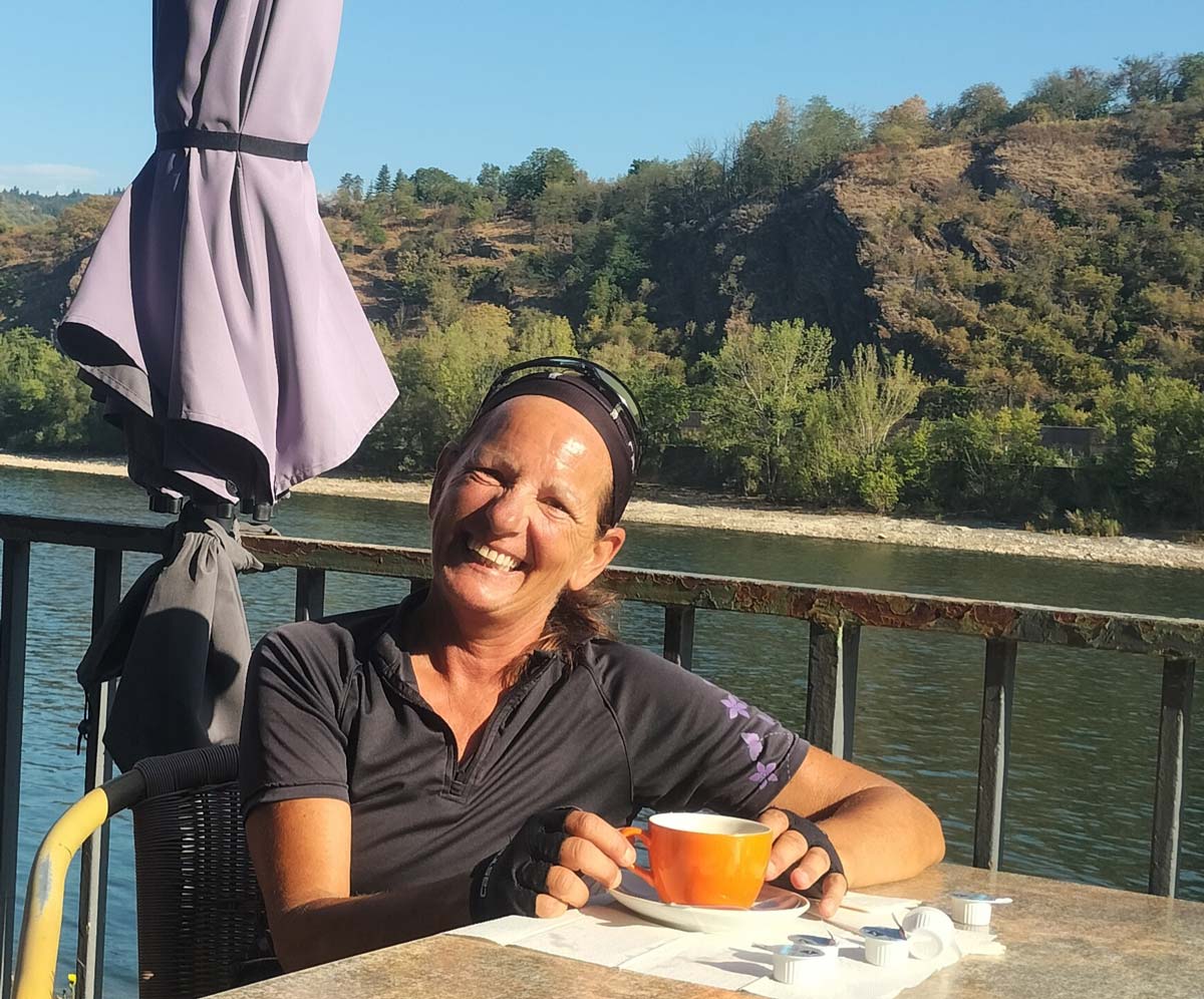 maria de la rubia rin en bici desayunando frente al rin