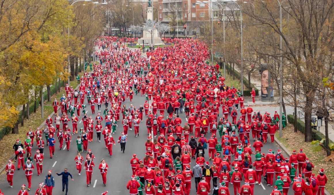 La espectacular imagen de la Carrera Papá Noel por las calles de Madrid