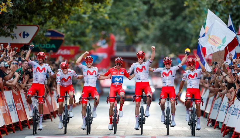 Todo el Movistar celebrando el triunfo de Mas en Granada