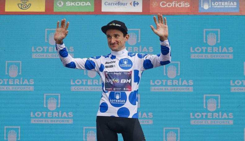 victor langellotti con el maillot de lunares en una meta de la vuelta 2 790x454