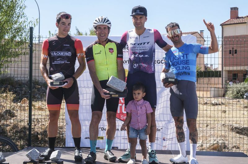 Pedro Delgado, en el podio, junto a los mejores de la prueba