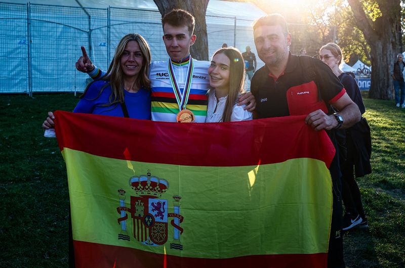 Benjamín Noval celebrando con su familia su doblete Mundialista
