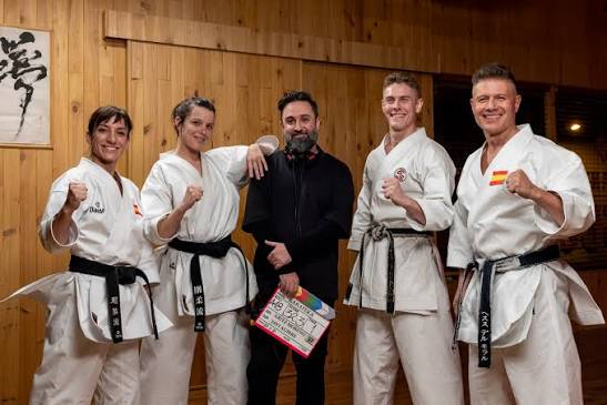 Los protagonistas reales de la historia y los actores que hacen su papel en Karateka junto al director Aritz Moreno