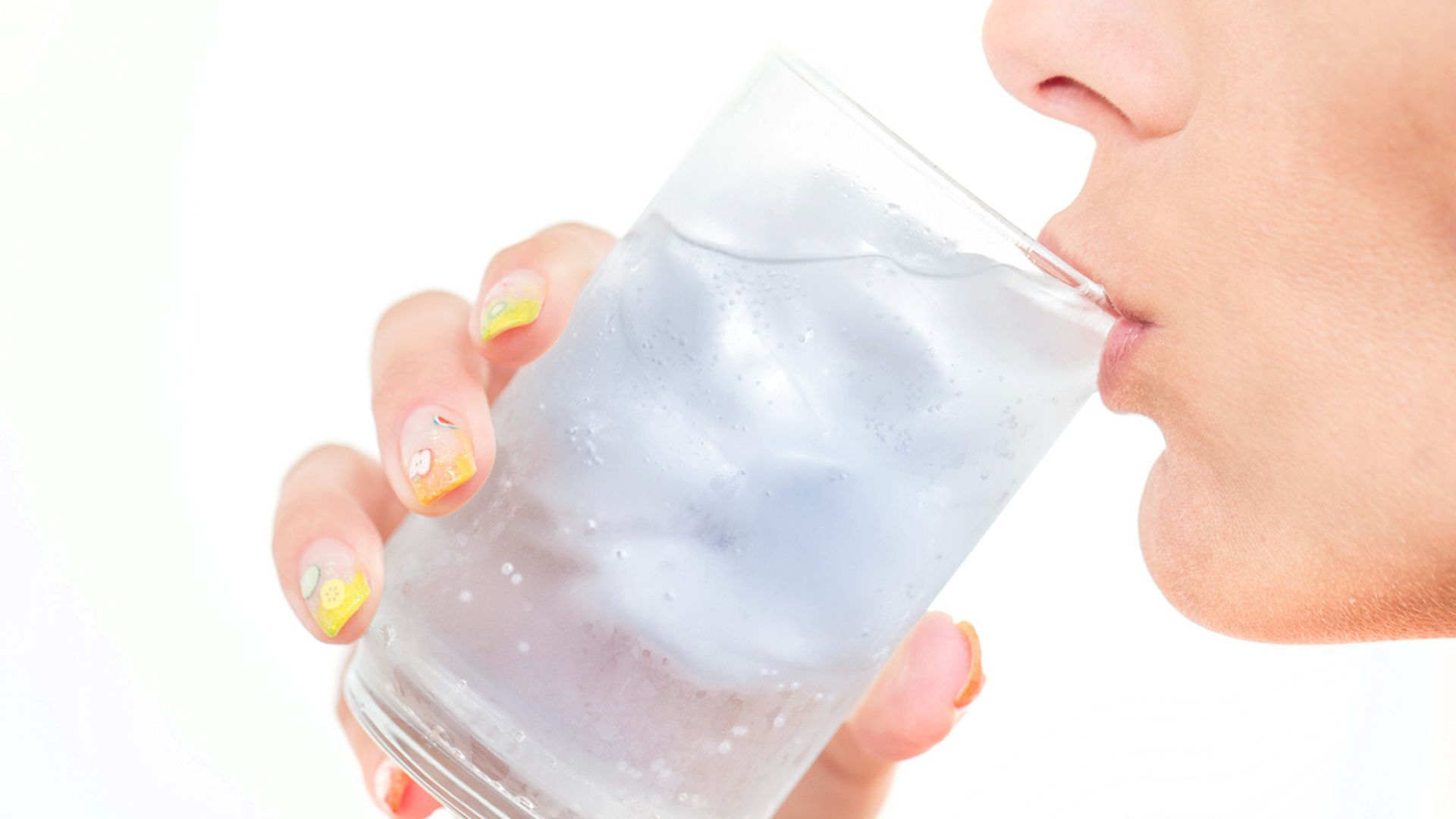 Así puedes perjudicar tu salud por beber demasiada agua mientras comes