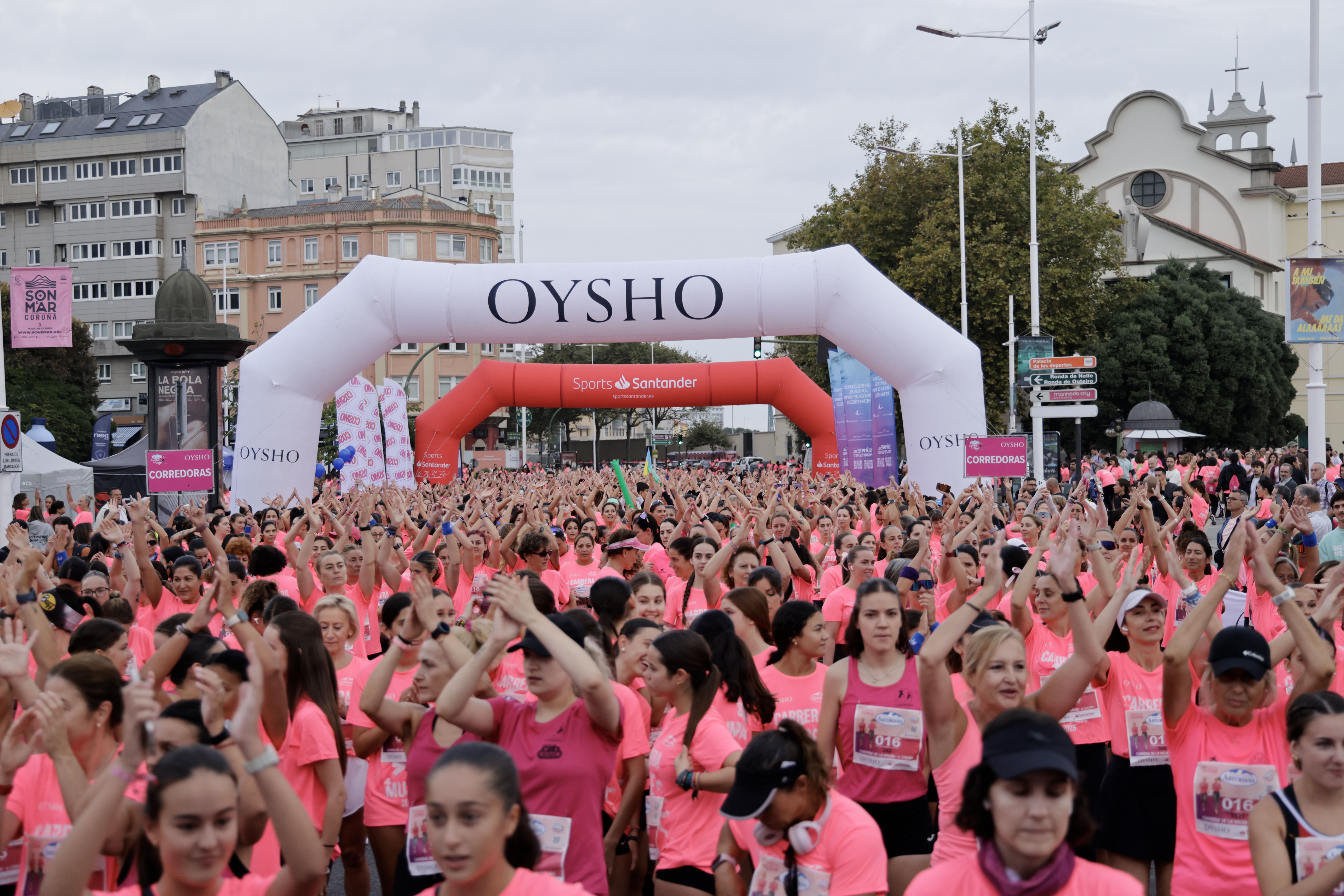 Espectacular la salida de la Carrera de la Mujer Central Lechera de A Coruña 