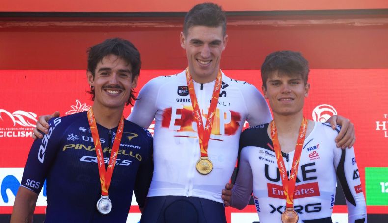podio del campeonato de espana contrarreloj con castrillo azparren y pablo torres