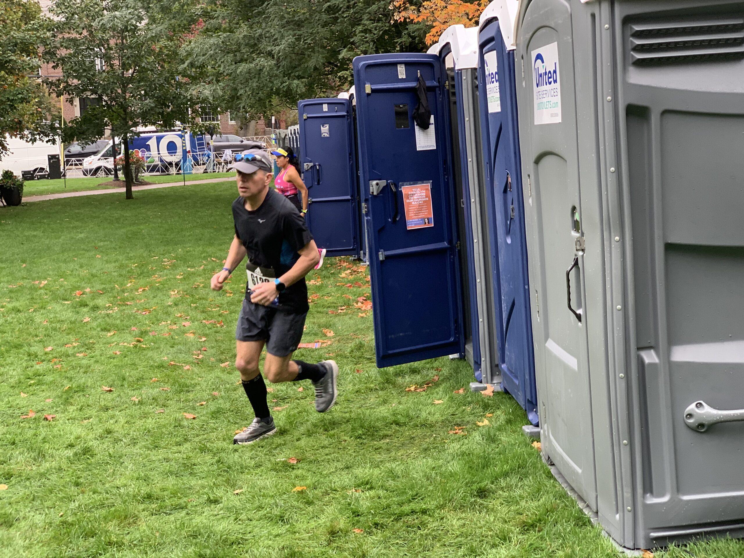 Cómo evitar las ganas de ir al baño durante una carrera: trucos para correr sin paradas
