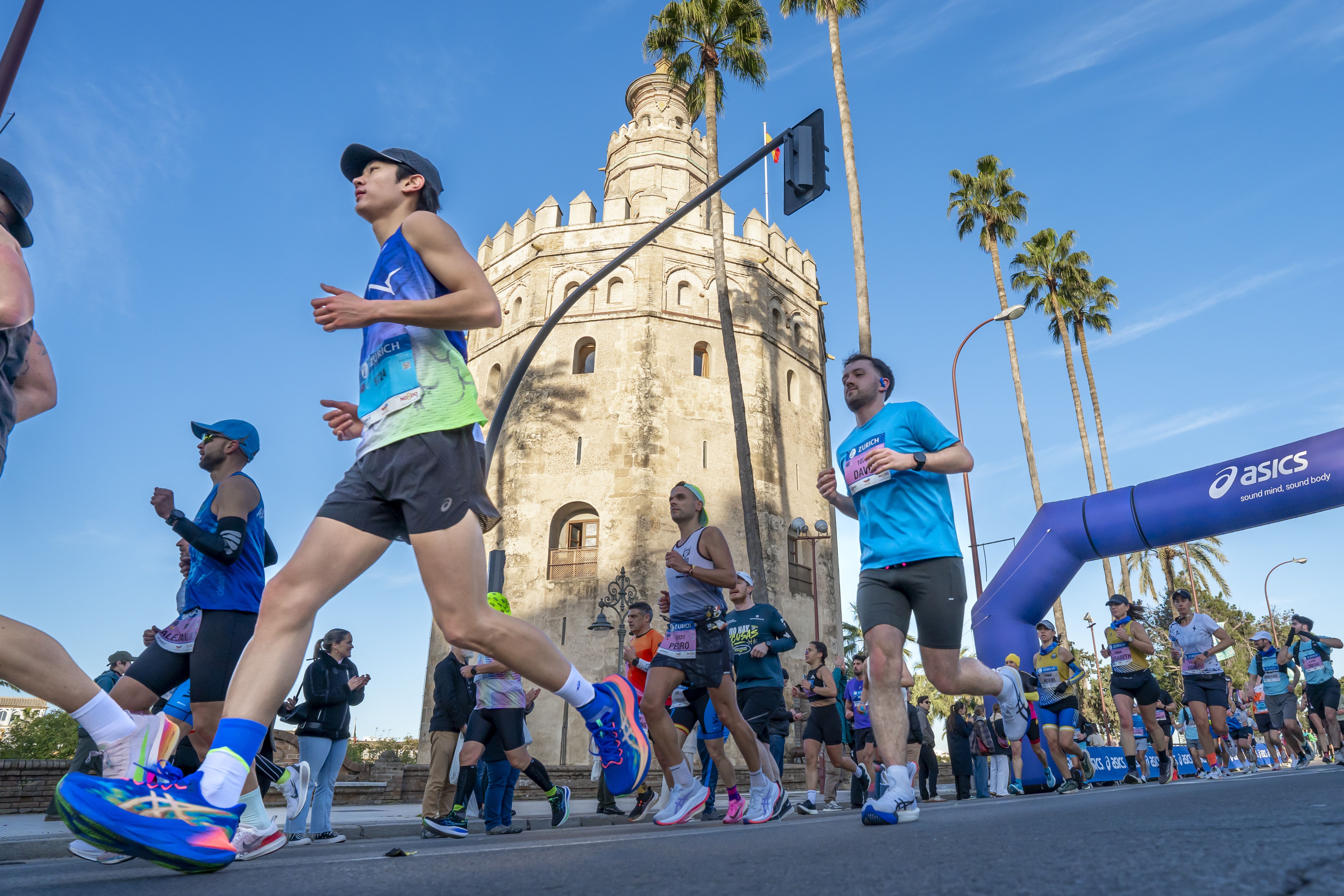 Participantes del Zurich Maraton Sevilla pasando junto a la Torre del Oro