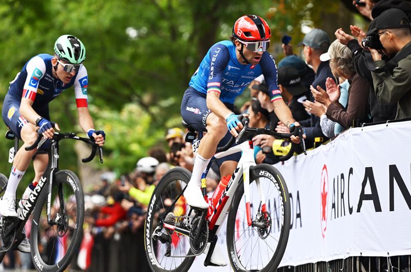 Giulio Ciccone seguido de Paul Seixas en el reciente Mundial en ruta