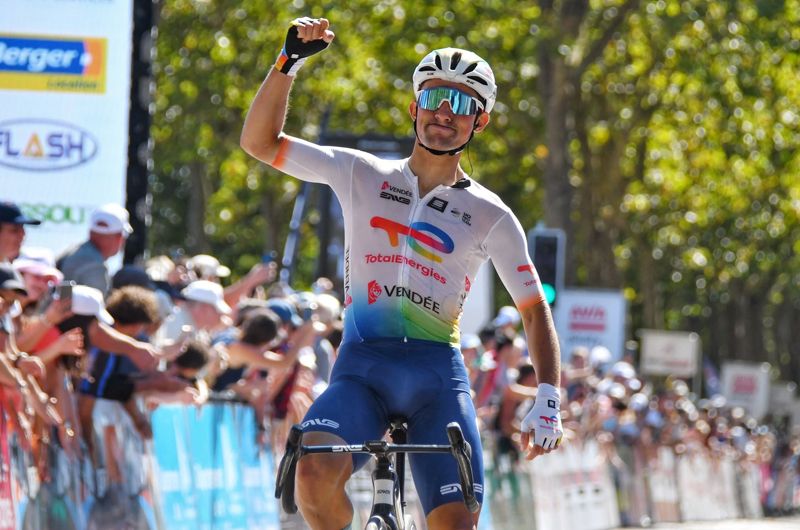 Mathieu Burgaudeau celebra su victoria en el Tour de Limousin de 2024.