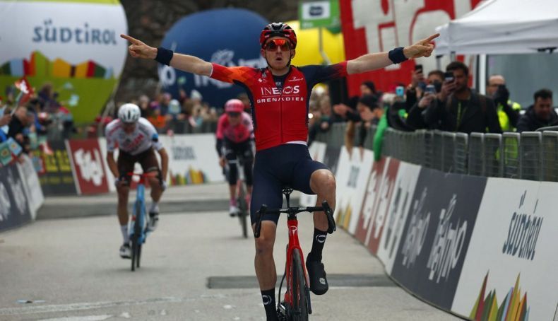 tao geoghegan hart celebrando una de sus victorias en el tour de los alpes de este ano 2 790x454