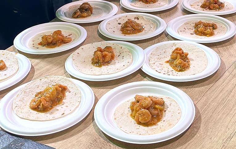 Tacos de langostinos con mango, pimientos y chipotle