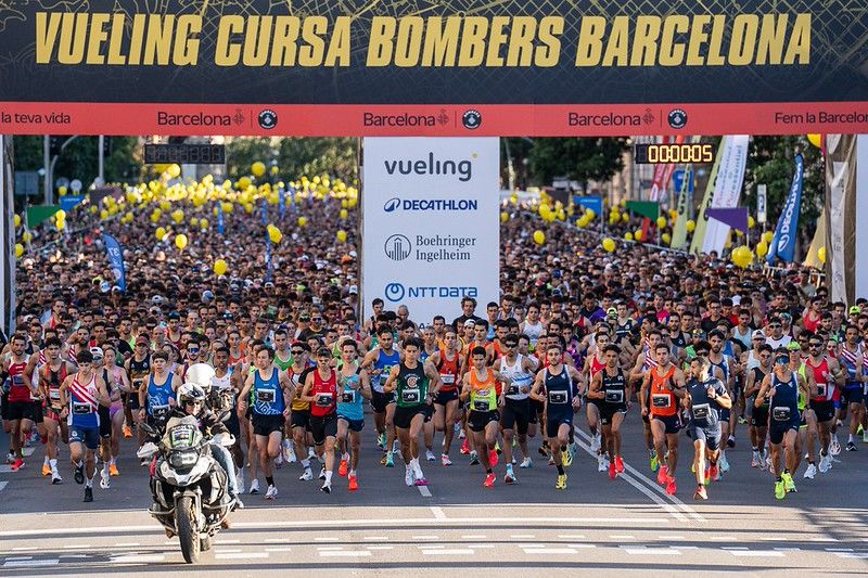 La espectacular salida de la Vueling Cursa Bombers Barcelona