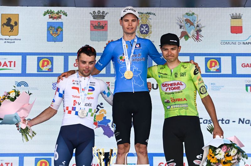 Eric Fagúndez cerró el año el año en lo más alto del podio del Giro di Campania.
