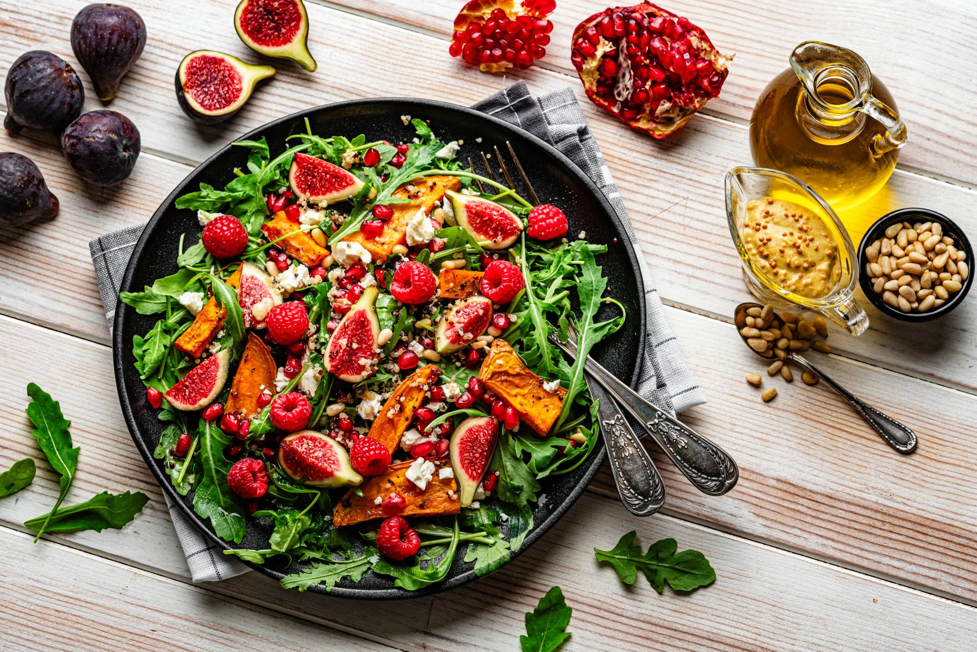 Ensalada mediterránea de rúcula, granada, frambuesas e higos para cumplir más de 100 años