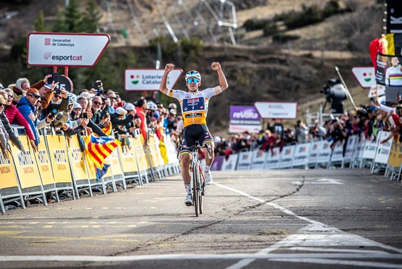Remco Evenepoel celebrando su victoria en La Molina en la Volta 2023