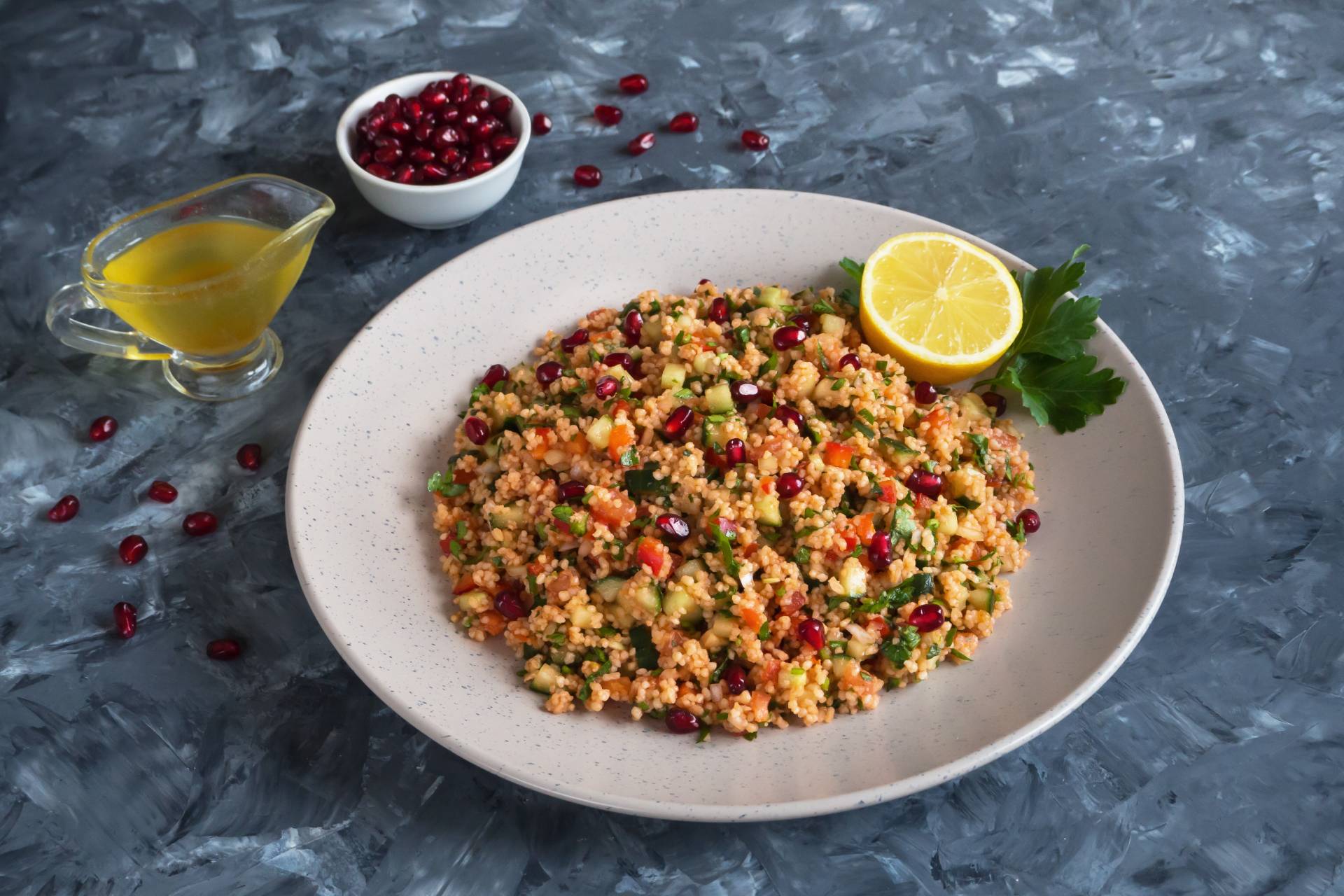 Bowl mediterráneo de quinoa con granada y queso feta