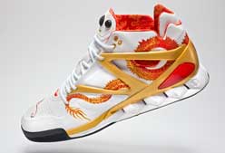 Imagen de Galeria de Reebok y la estrella del baloncesto Yao Ming en edición limitada