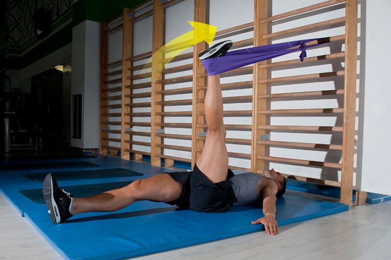 Flexión con tensor tumbado en espaldera