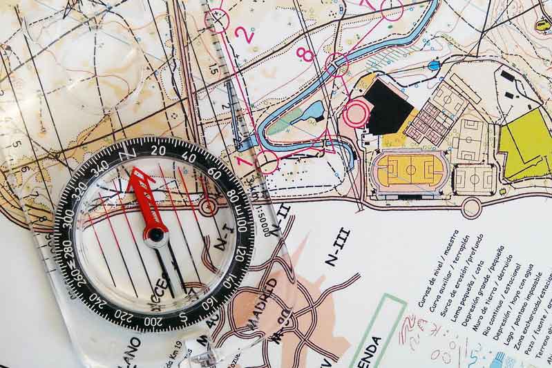 Corre en la dirección que señala la flecha de la brújula