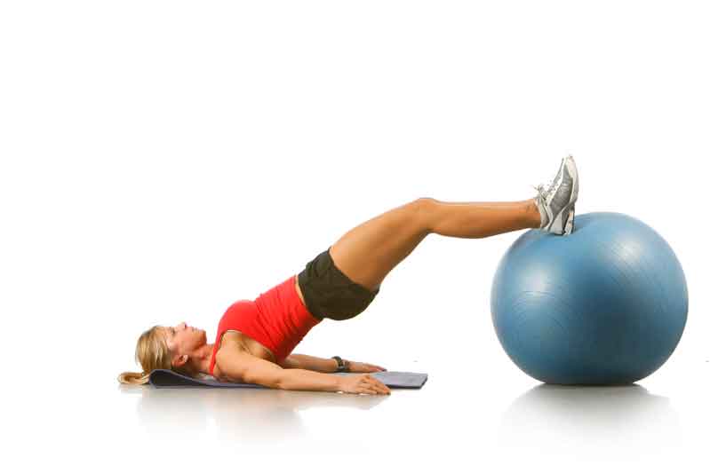 Sitúa los pies sobre un fitball