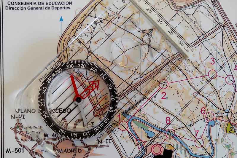 Gira el limbo de la brújula hasta que la flecha norte-sur quede orientada al norte del mapa