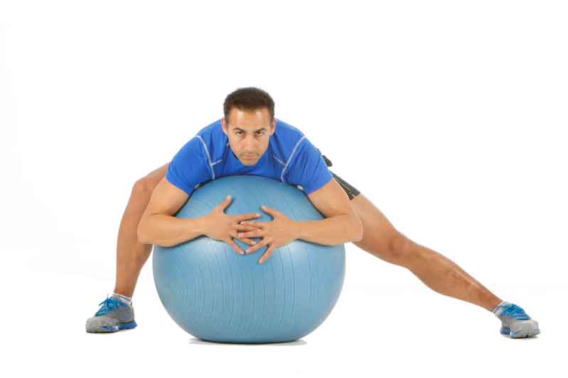 Cambia el peso apoyado sobre un fitball