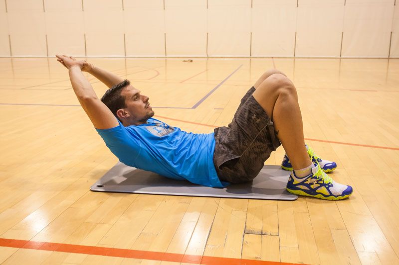 Abdominales superiores e hiporesivos 'crunch' brazos atras (2)